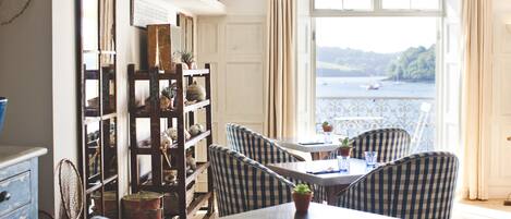 Petit déjeuner et déjeuner servis sur place, spécialités Cuisine locale