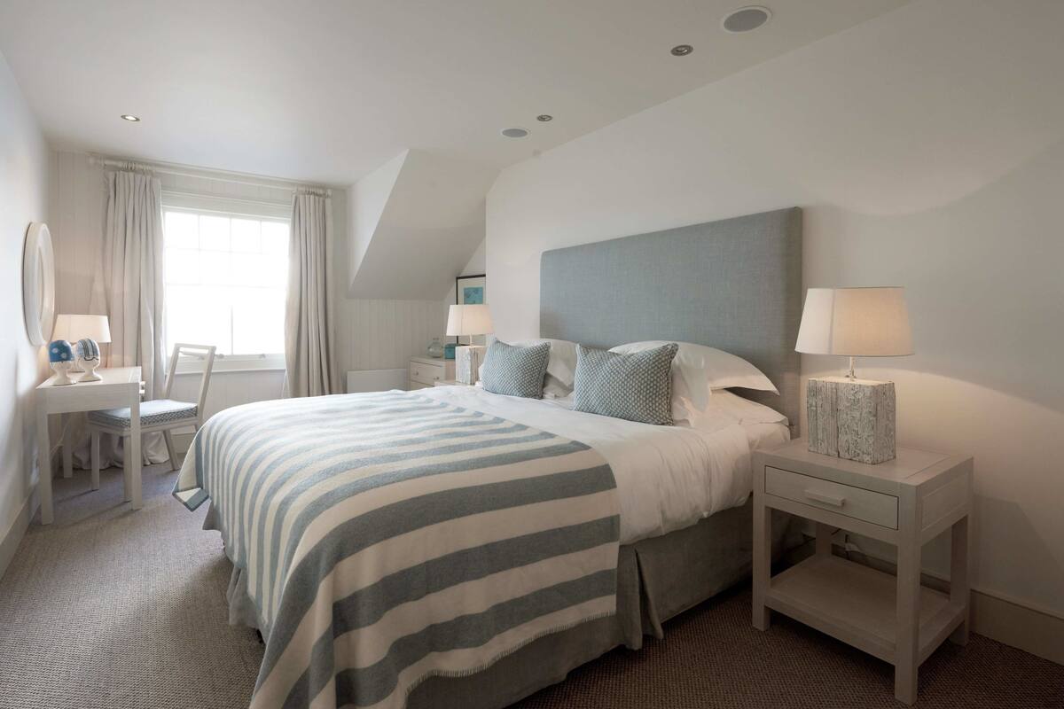 Premium bedding, desk, iron/ironing board, rollaway beds (surcharge)