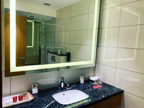 Superior Room | Bathroom | Shower, free toiletries, towels