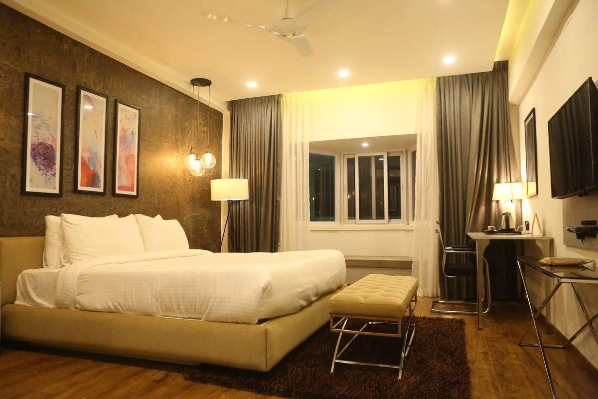 Deluxe Room, 1 Bedroom | In-room safe, desk, soundproofing, free WiFi