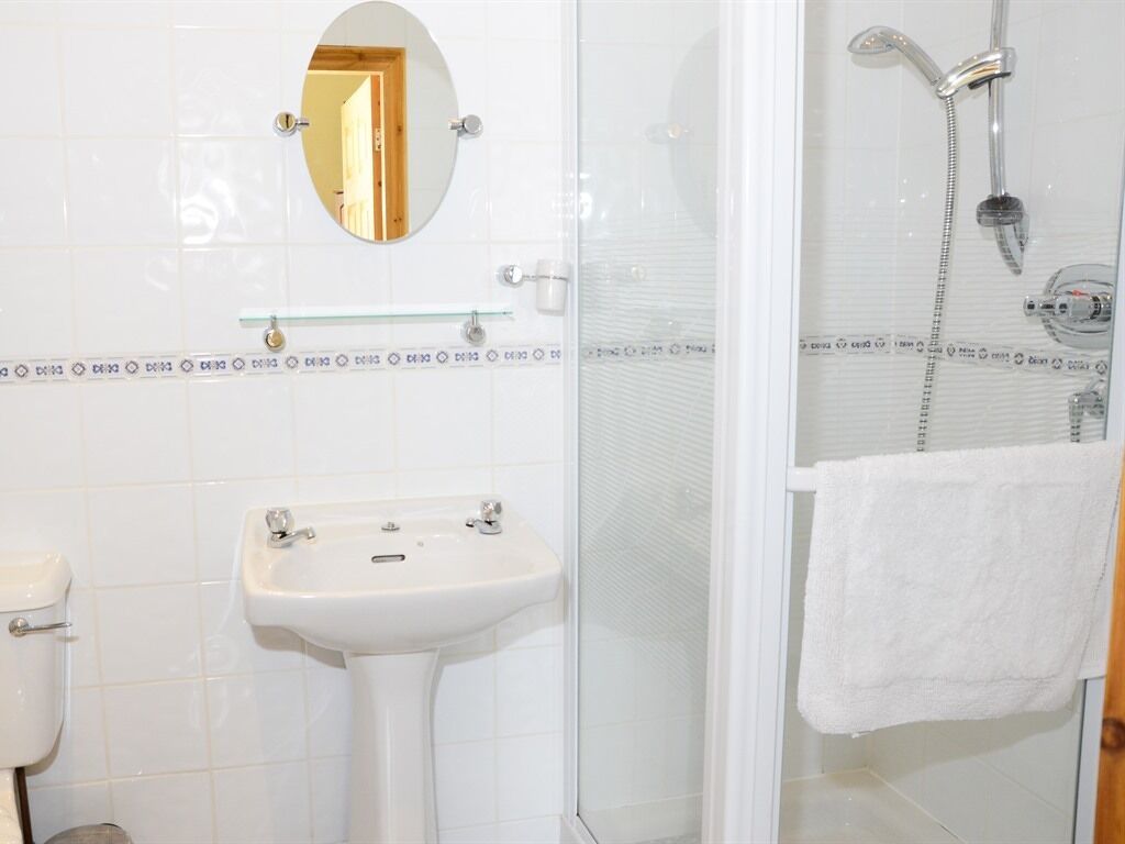 Standard Double Room, Ensuite | Bathroom | Free toiletries