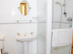 Habitación doble estándar, baño en la habitación | Baño | Amenidades de baño gratuitas