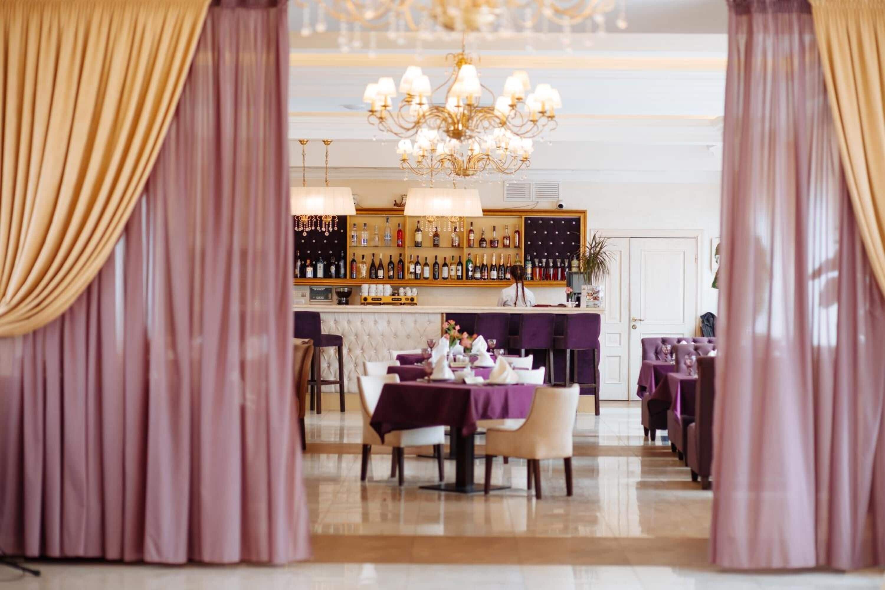 供應早餐、午餐、晚餐；本地及多國菜