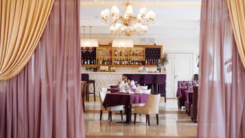 Breakfast, lunch, dinner served; local and international cuisine