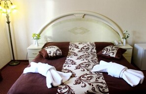 Deluxe-sviitti, 1 makuuhuone | Työpöytä, silitysrauta/-lauta, ilmainen Wi-Fi, vuodevaatteet