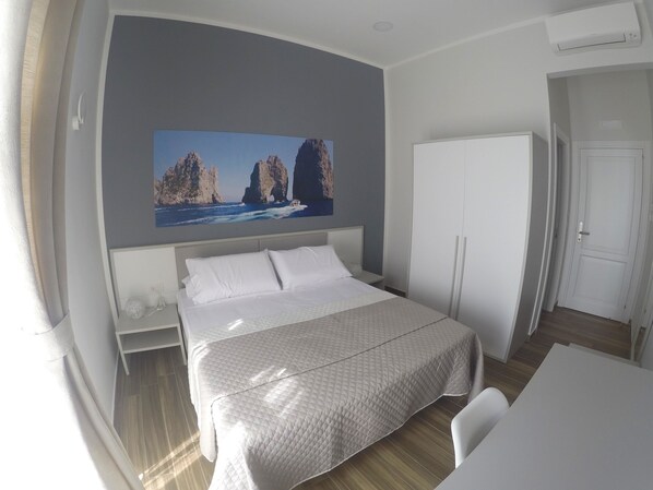 Habitación doble estándar | Caja de seguridad en la habitación, escritorio y insonorización 