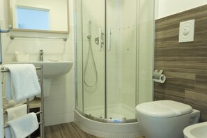 Dusche, Haartrockner, Bidet, Handtücher