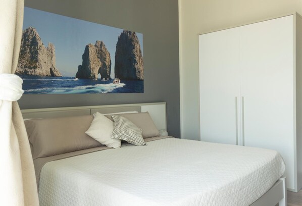 In-room safe, desk, soundproofing, rollaway beds - Rooms Stazione Centrale (Naples)
