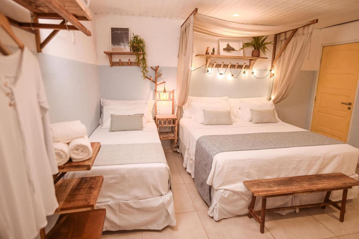 Camas con pillow-top, minibar y decoración personalizada