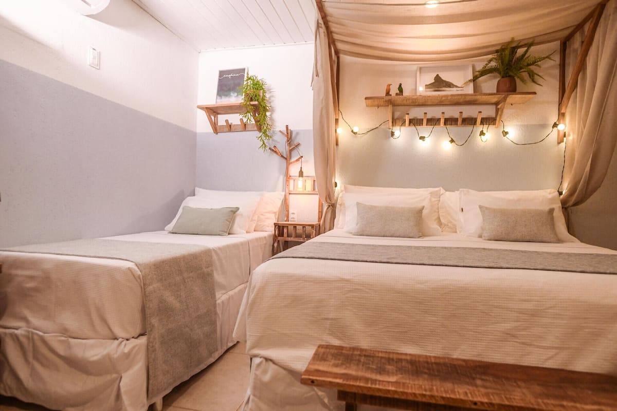 Camas con pillow-top, minibar y decoración personalizada