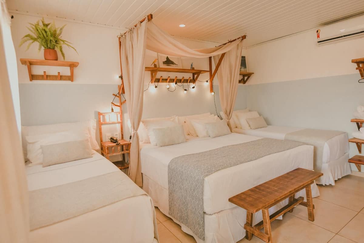 Camas con pillow-top, minibar y decoración personalizada