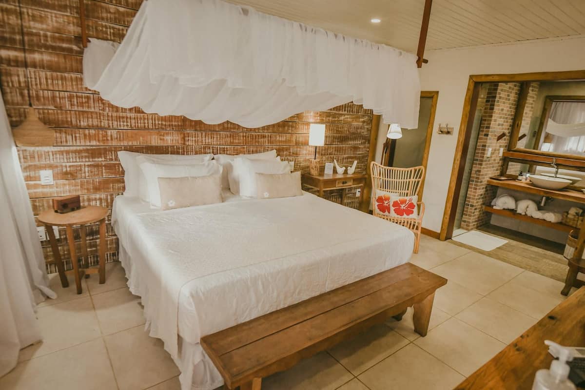 Camas con pillow-top, minibar y decoración personalizada