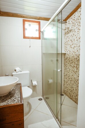 Ducha, artículos de higiene personal gratuitos y secador de pelo