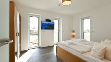 Apartment, 2 Schlafzimmer (Mittelmeer) | Wohnbereich | 32-Zoll-Fernseher mit Satellitenempfang, Kamin, DVD-Player