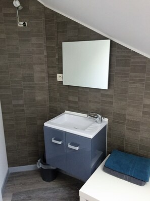 Studio Suite, Pool Access | Bathroom