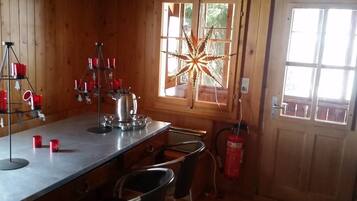 Chalet, 3 Bedrooms, Mountain View | Makan dalam bilik