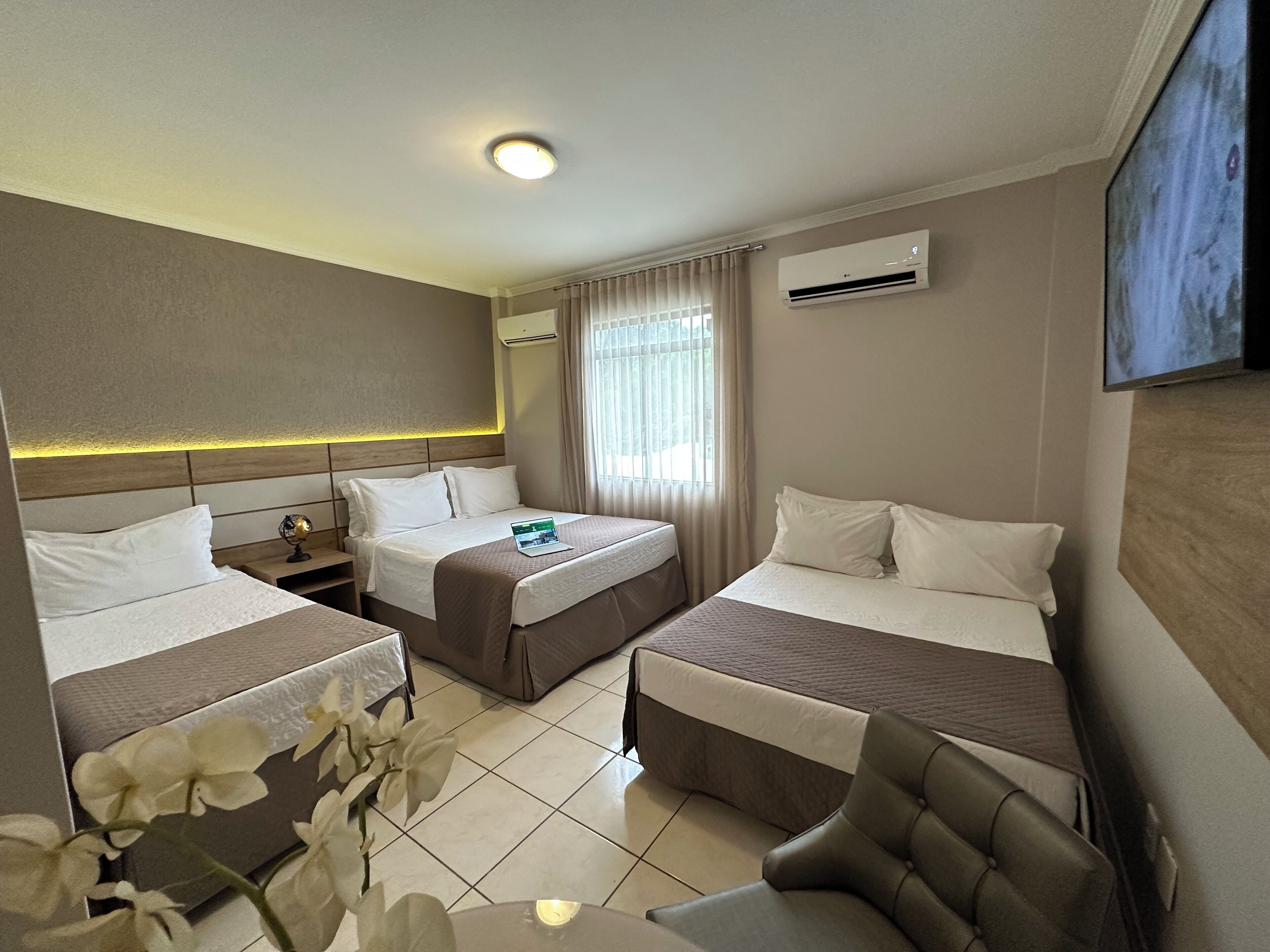 Apartamento Luxo Quadruplo | Minibar, escritorio, cortinas opacas y wifi gratis