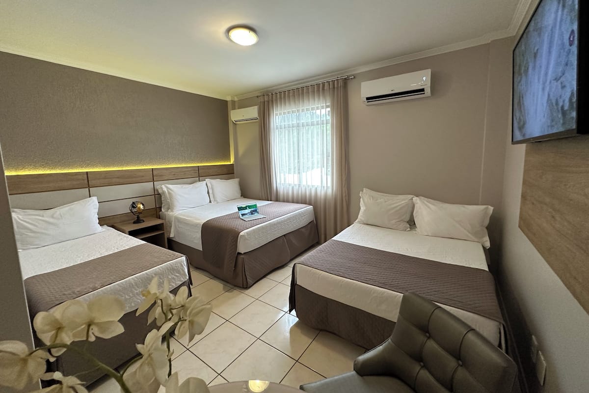 Apartamento Luxo Quadruplo | Minibar, desk, blackout drapes, free WiFi