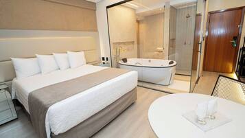 Suite Executiva com Banheira de Hidromassagem. | Minibar, desk, blackout drapes, free WiFi