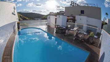 Minibar, escritorio, cortinas opacas y wifi gratis