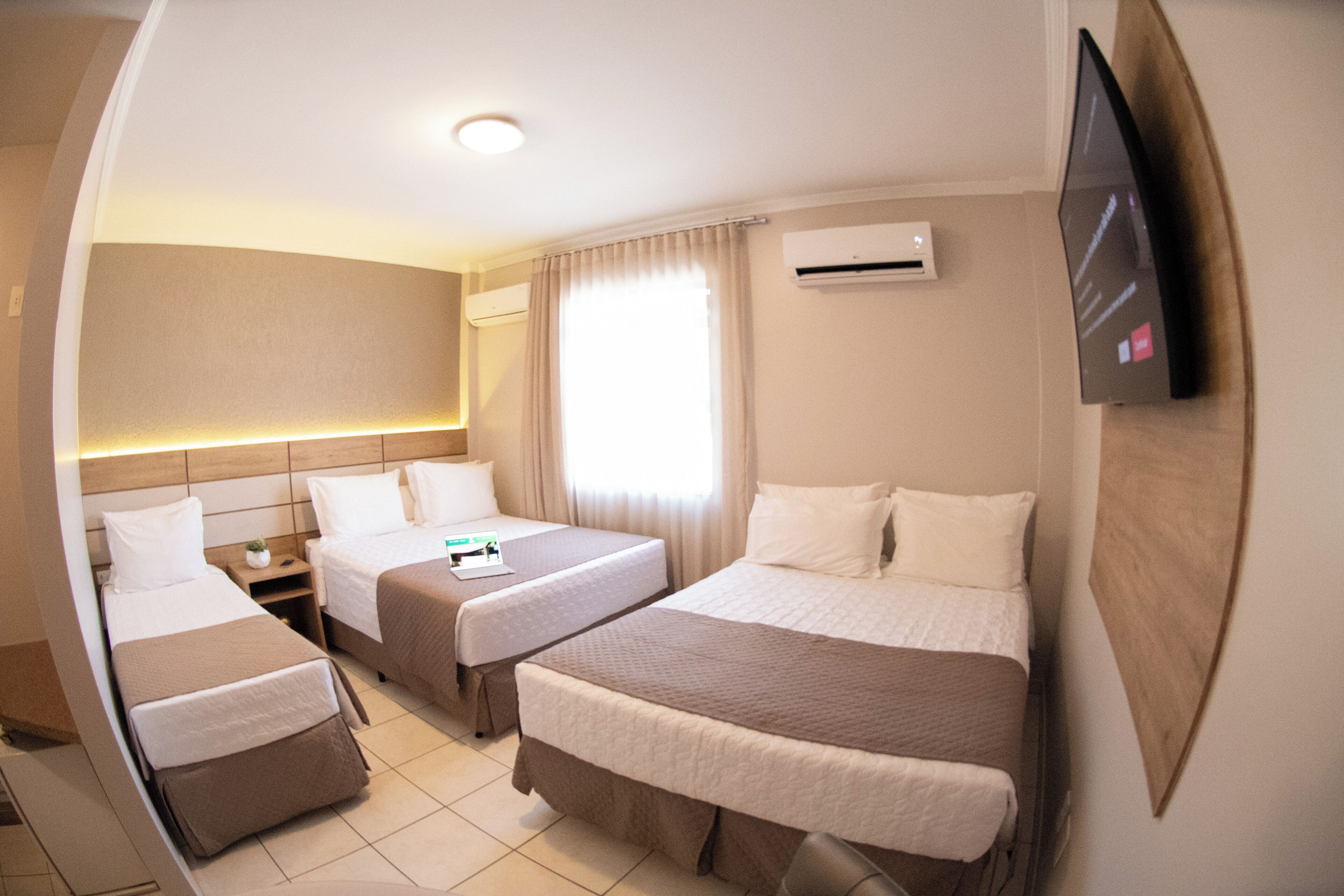 Apartamento Luxo Quadruplo | Minibar, desk, blackout drapes, free WiFi