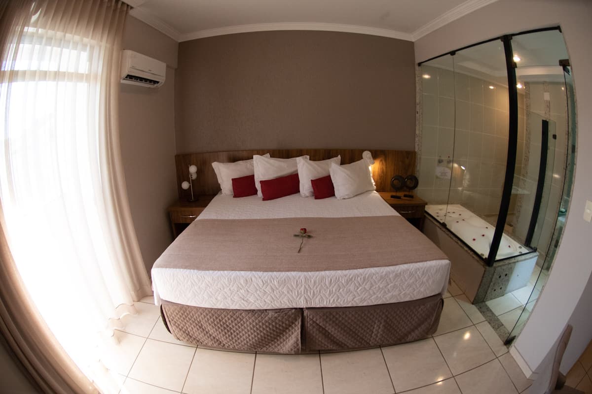 Suite Executiva com Banheira de Hidromassagem. | Minibar, desk, blackout drapes, free WiFi