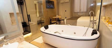 Suite Executiva com Banheira de Hidromassagem. | Badezimmer | Dusche, kostenlose Toilettenartikel, Haartrockner, Handtücher