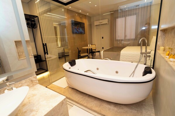 Suite Executiva com Banheira de Hidromassagem. | Bathroom | Shower, free toiletries, hair dryer, towels - Hotel Capital das Pedras (Teófilo Otoni)