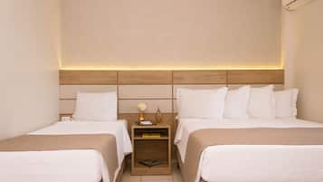 Apartamento Luxo Quadruplo | Minibar, desk, blackout drapes, free WiFi