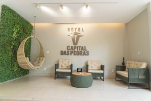 Lobby sitting area - Hotel Capital das Pedras (Teófilo Otoni)