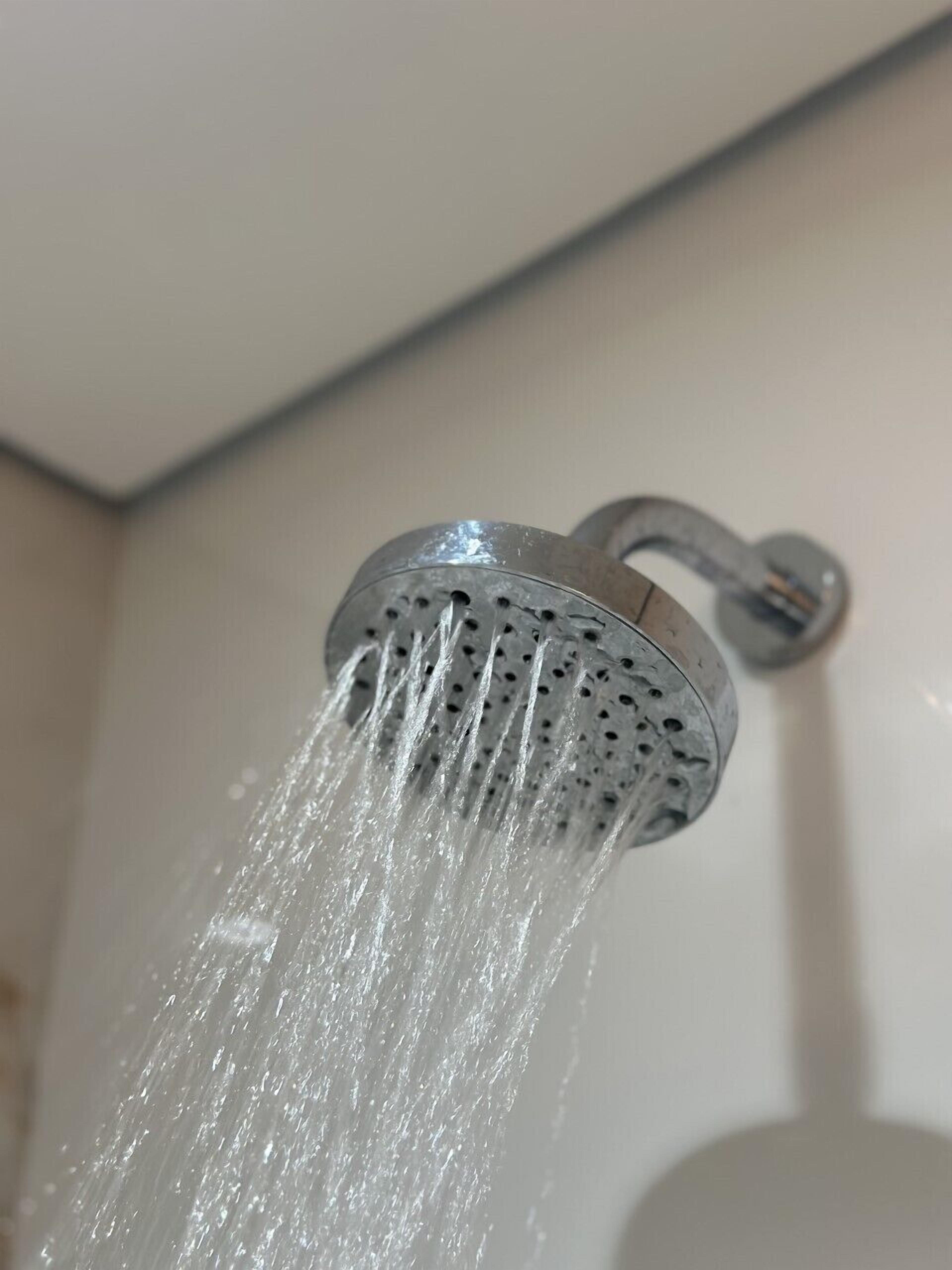 Ducha, artículos de tocador gratuitos, secador de pelo, toallas