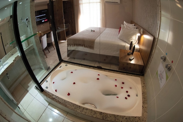 Regadera, amenidades de baño gratuitas, secadora de cabello, toallas