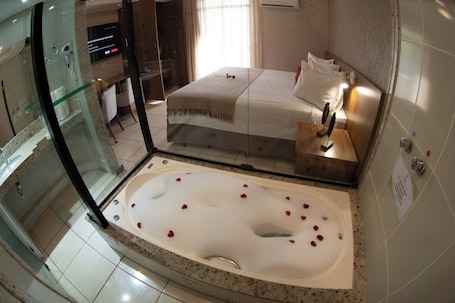 Shower, free toiletries, hair dryer, towels. Hotel Capital das Pedras
