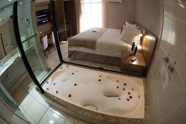 Shower, free toiletries, hair dryer, towels - Hotel Capital das Pedras (Teófilo Otoni)