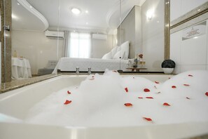 Minibar, skrivebord, blendingsgardiner og wi-fi (inkludert)