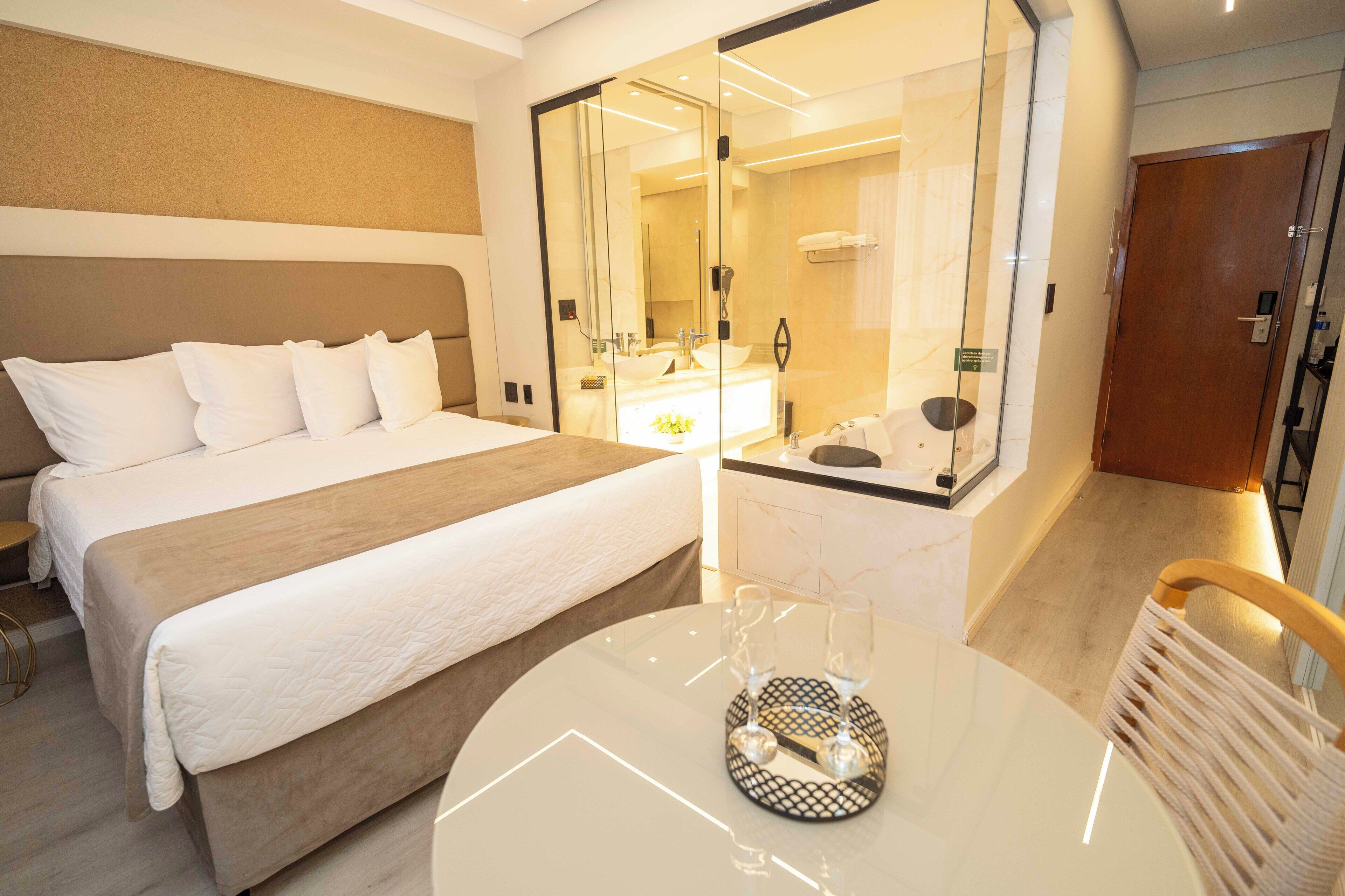 Suite Executiva com Banheira de Hidromassagem. | Minibar, una scrivania, tende oscuranti, Wi-Fi gratuito