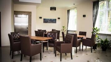 Daily buffet breakfast (PLN 25 per person)