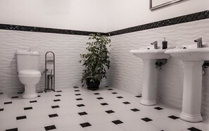 Shower, free toiletries, hair dryer, towels - Modlin Palace (Nowy Dwor Mazowiecki)