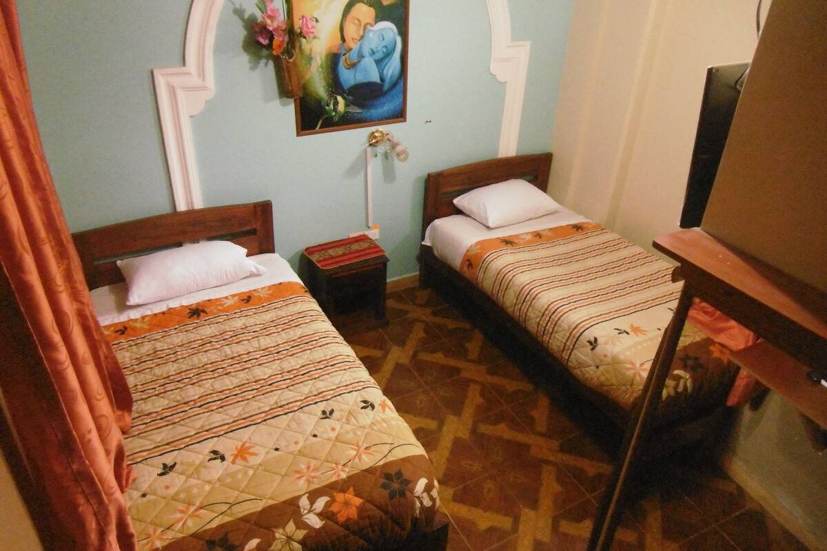 Triple Room | Bathroom | Shower, free toiletries, hair dryer, towels
