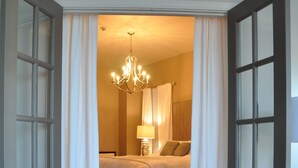 Suite, 1 kingsize-seng med sovesofa (Bluegrass Suite) | 1 soverom, sengetøy av topp kvalitet og skrivebord