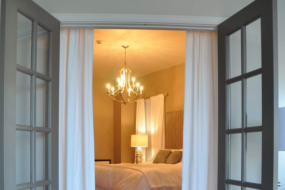 Suite, 1 Tempat Tidur King dengan tempat tidur Sofa (Bluegrass Suite) | 1 kamar tidur, seprai premium, dan didekorasi berbeda-beda