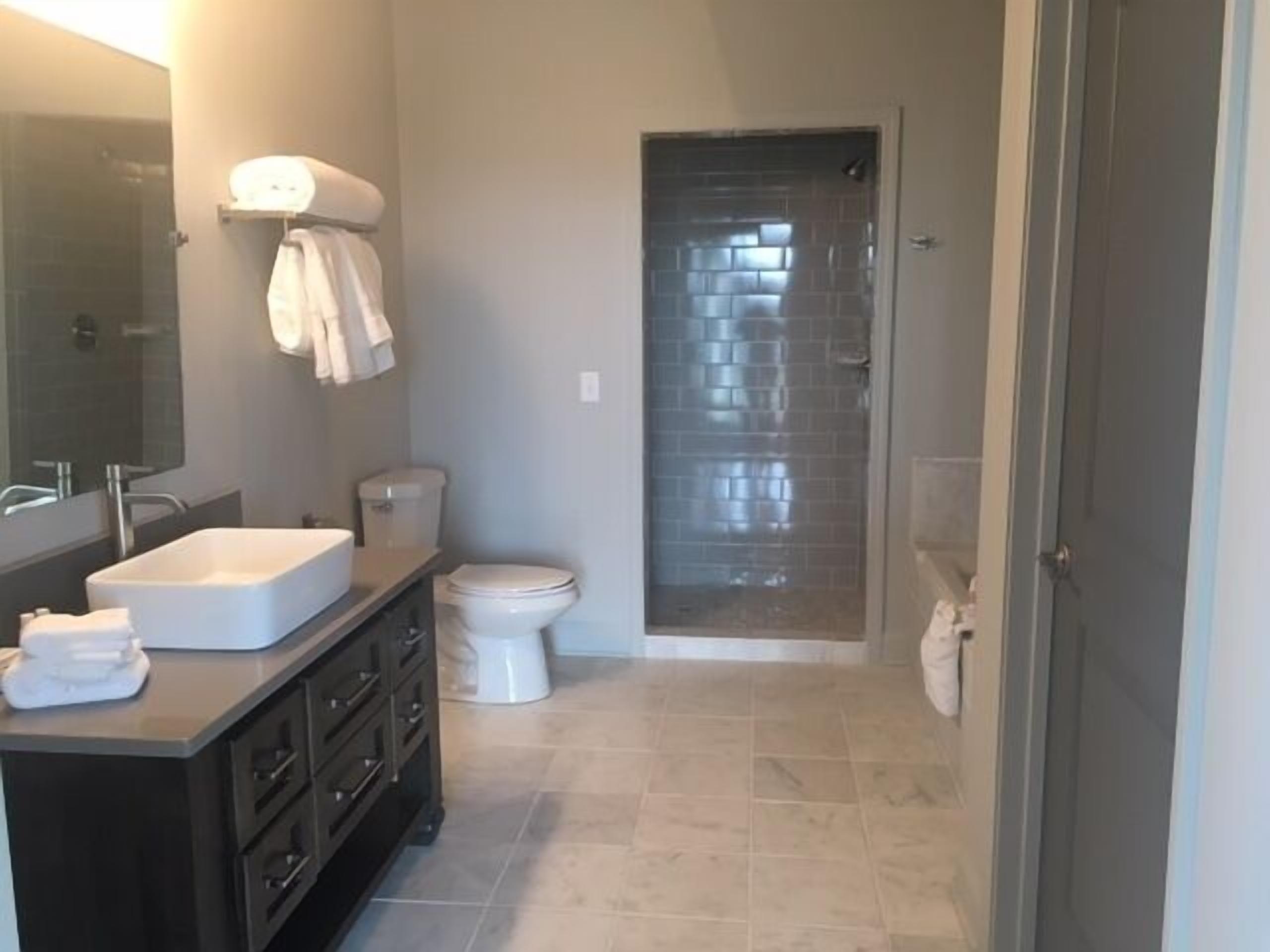 suite, 1 king bed with sofa bed (man o' war suite) | bathroom | separate bathtub and shower, jetted bath, free toiletries, hair dryer