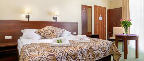 Double Room | Desk, free cribs/infant beds, free WiFi, bed sheets