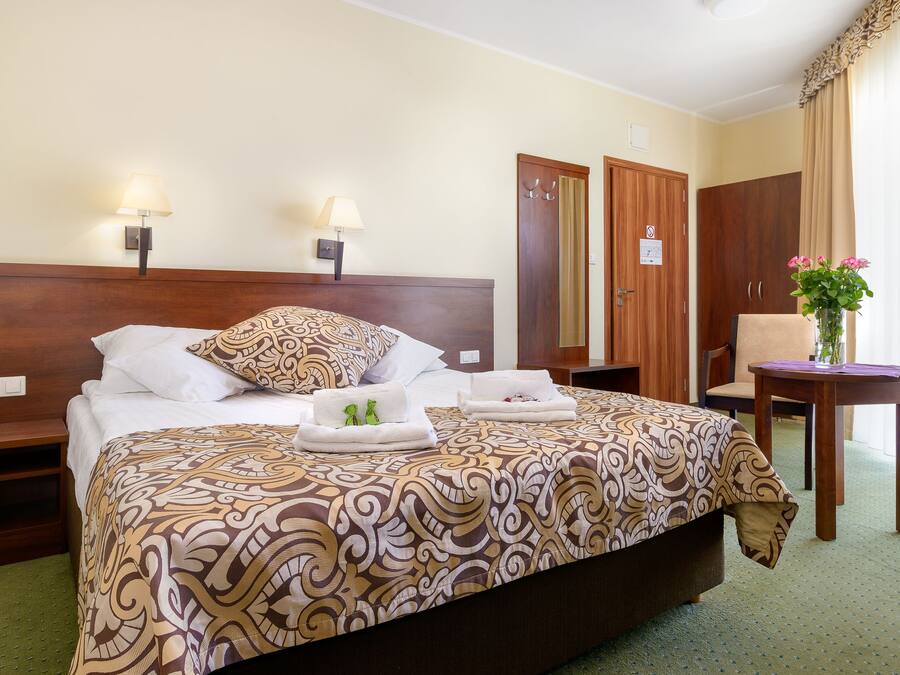 Double Room | Desk, free cribs/infant beds, free WiFi, bed sheets