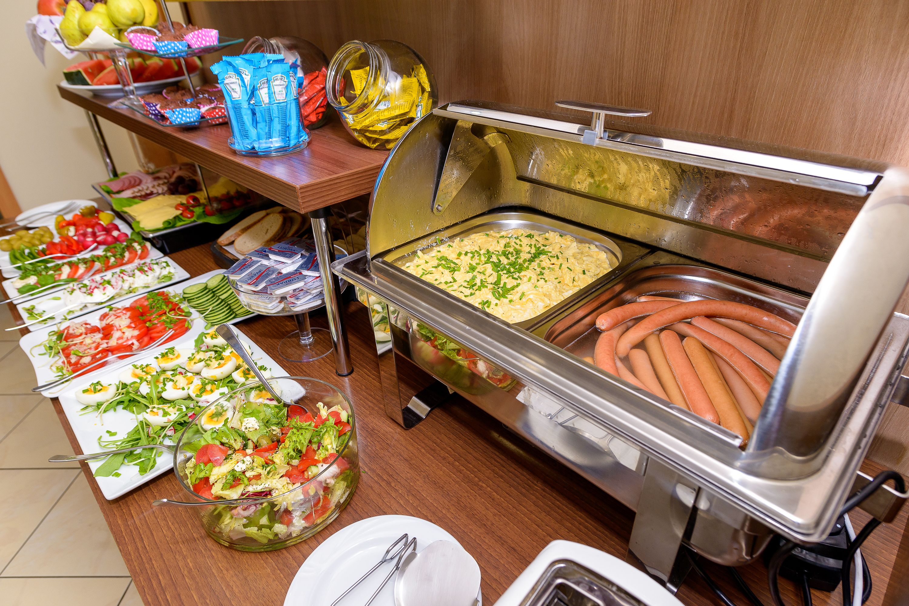 daily buffet breakfast (pln 35 per person)