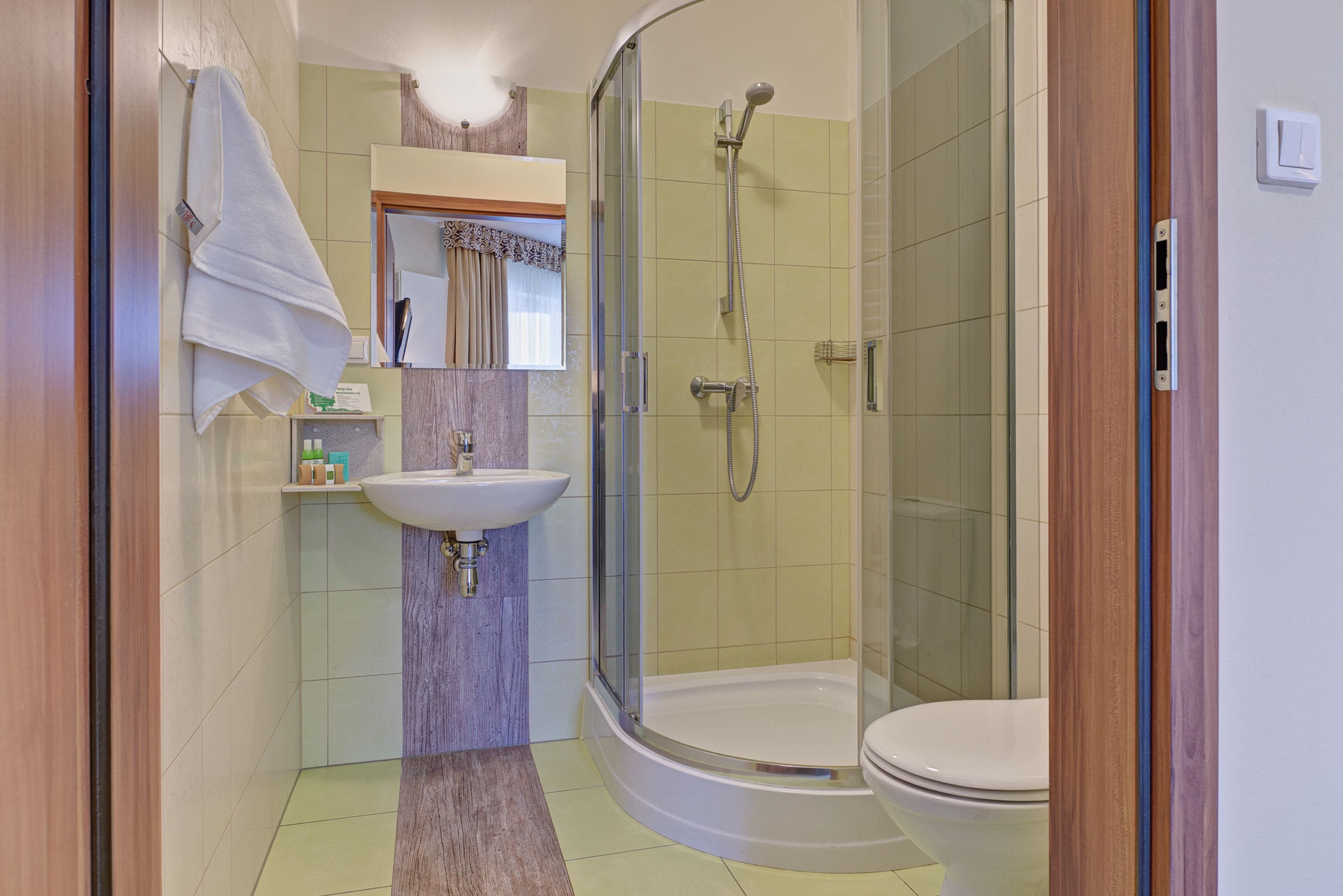 shower, free toiletries, towels