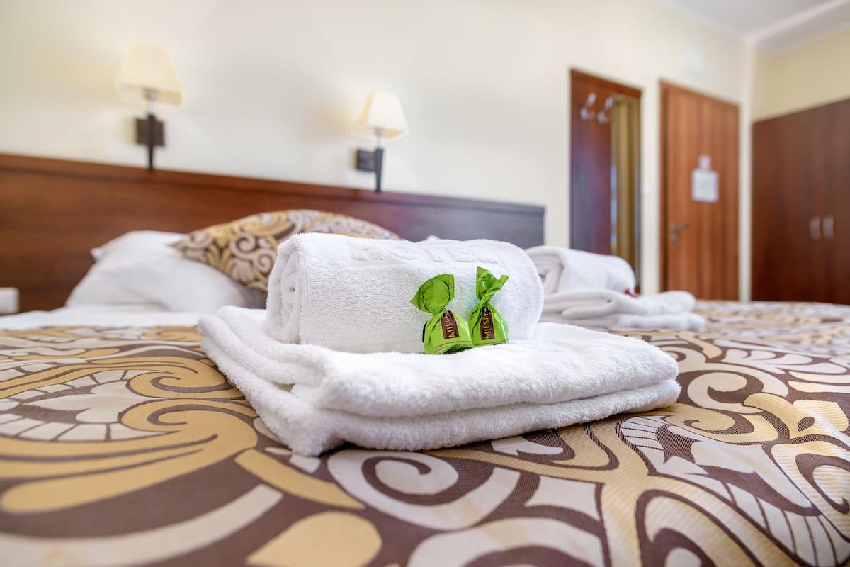 double room | desk, free cots/infant beds, free wifi, bed sheets