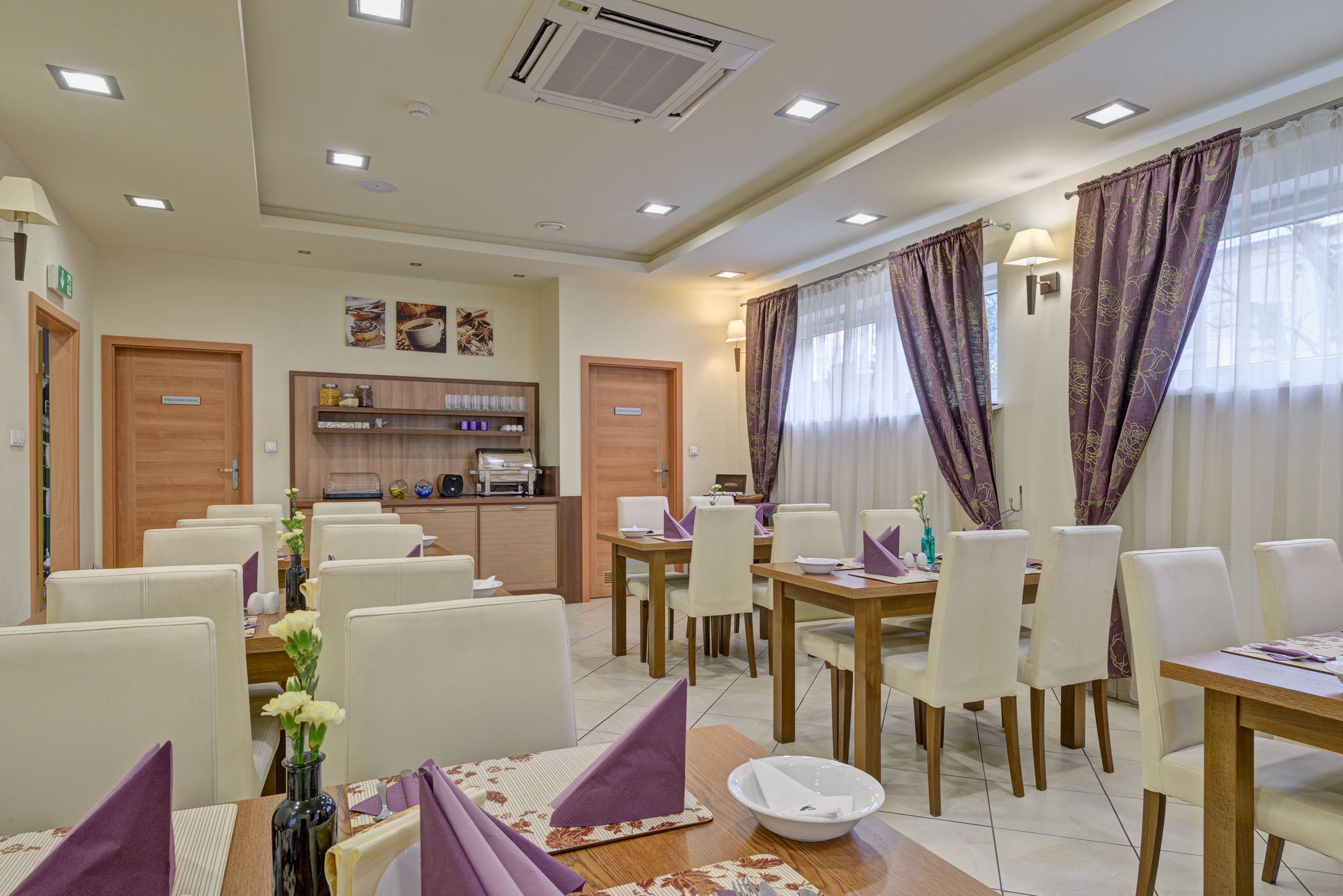 daily buffet breakfast (pln 35 per person)