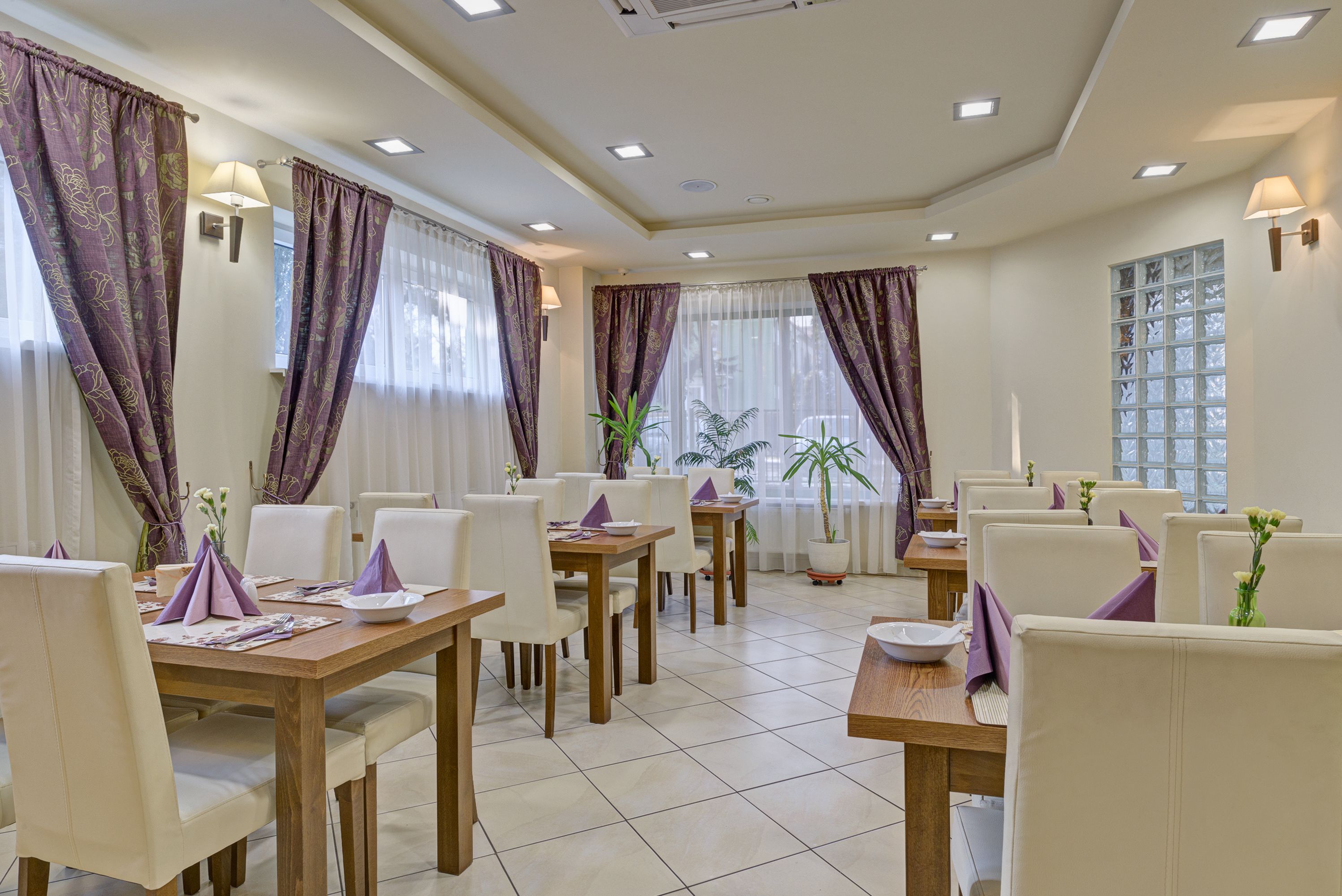 daily buffet breakfast (pln 35 per person)