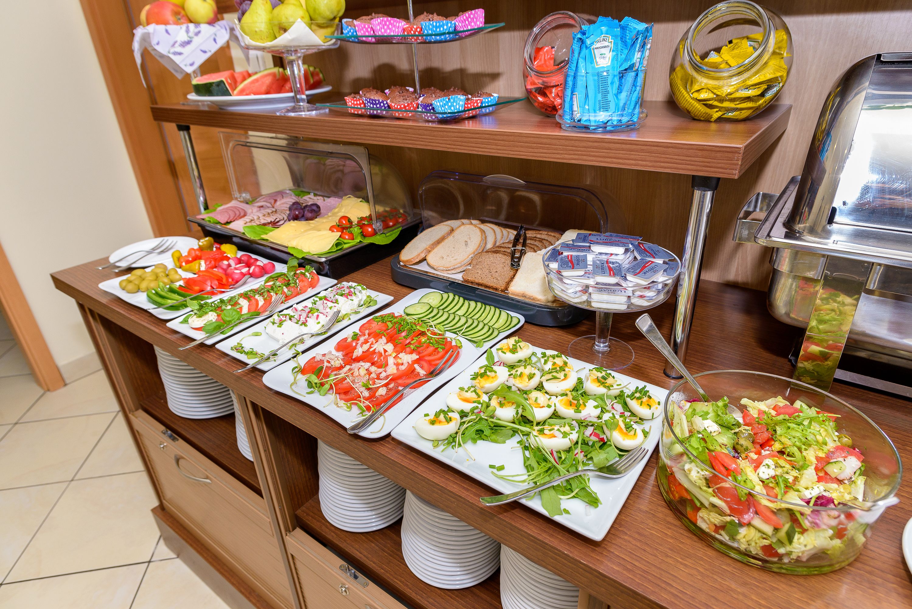 Daily buffet breakfast (PLN 35 per person)